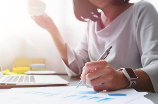 Virtual assistant preparing an executive for an important meeting