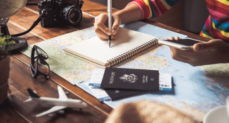 Executive traveling smoothly with the help of a virtual assistant for travel planning